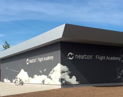 Newton Flight Academy i Bodø ble åpnet 17. juni. Bygget er kledd med STENI Vision med illustrasjoner fra flyfaget.