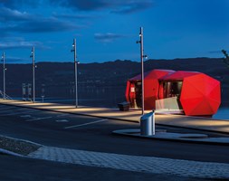 Badet i lys! Glansen i de Ferrari-røde fasadeplatene skaper et spennende uttrykk i mørke netter langs Mjøsa.                              Foto: Tomasz Majewski
